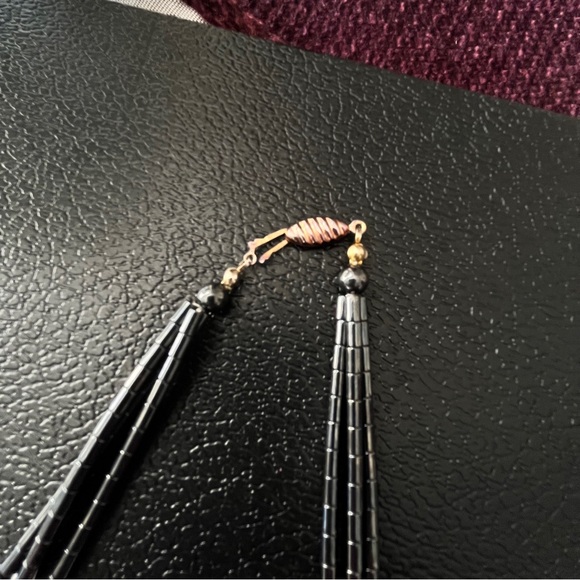 Elegant Vintage Hematite and Coral Beaded Necklace - Picture 5 of 6